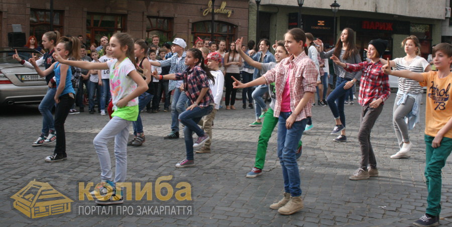 Сутдія сучасного танцю Бліц відзначила всесвітній День танцю на вулицях Ужгорода