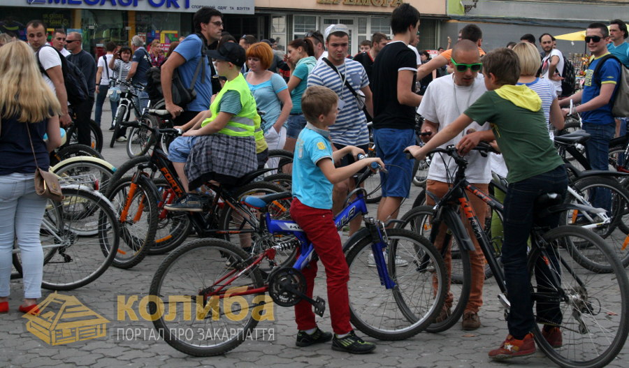 В Ужгороді кілька сотень велосипедистів провели перший Night Ride - 2013