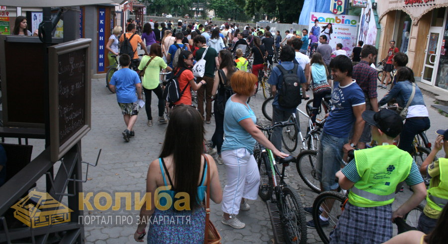 В Ужгороді кілька сотень велосипедистів провели перший Night Ride - 2013