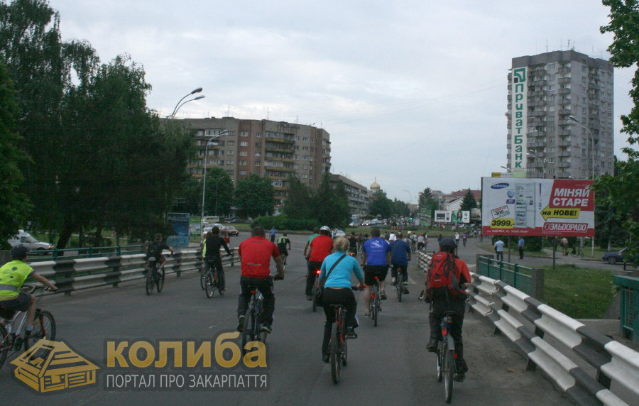 В Ужгороді кілька сотень велосипедистів провели перший Night Ride - 2013