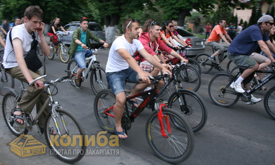 В Ужгороді кілька сотень велосипедистів провели перший Night Ride - 2013