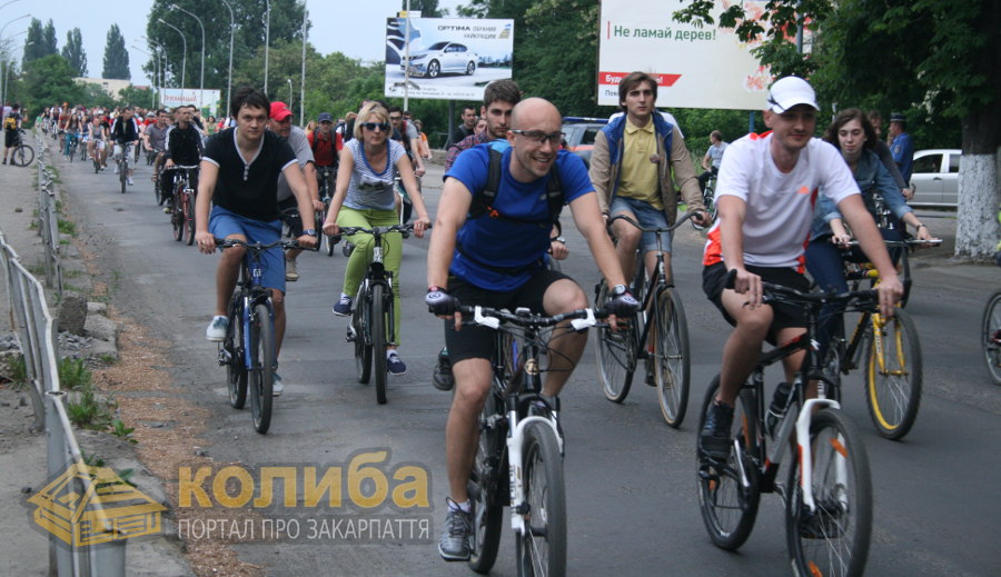 В Ужгороді кілька сотень велосипедистів провели перший Night Ride - 2013