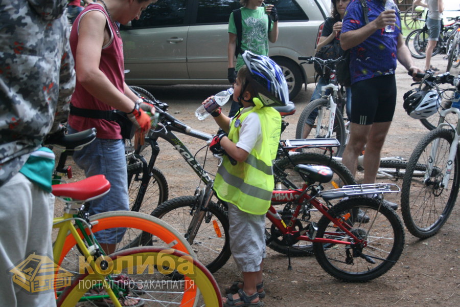 В Ужгороді кілька сотень велосипедистів провели перший Night Ride - 2013