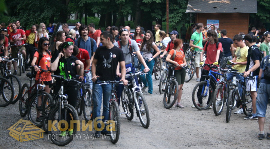 В Ужгороді кілька сотень велосипедистів провели перший Night Ride - 2013