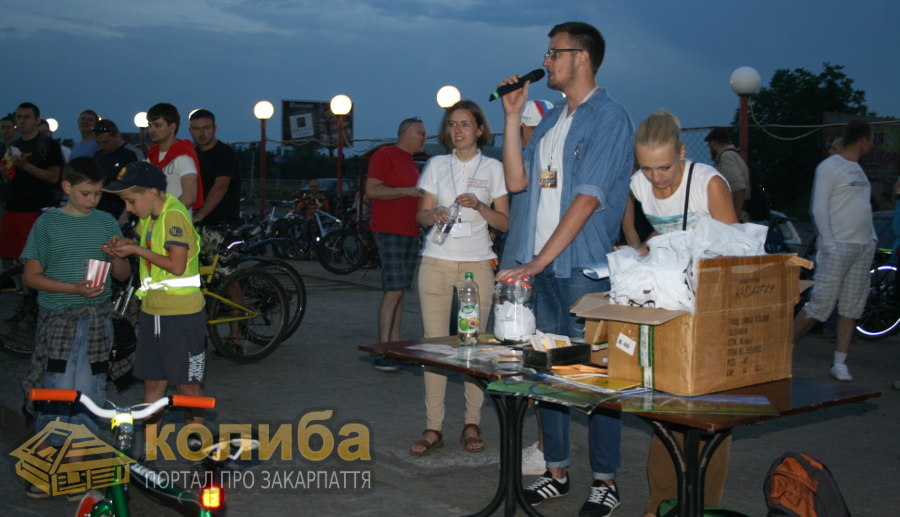 В Ужгороді кілька сотень велосипедистів провели перший Night Ride - 2013