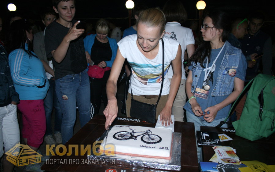 В Ужгороді кілька сотень велосипедистів провели перший Night Ride - 2013